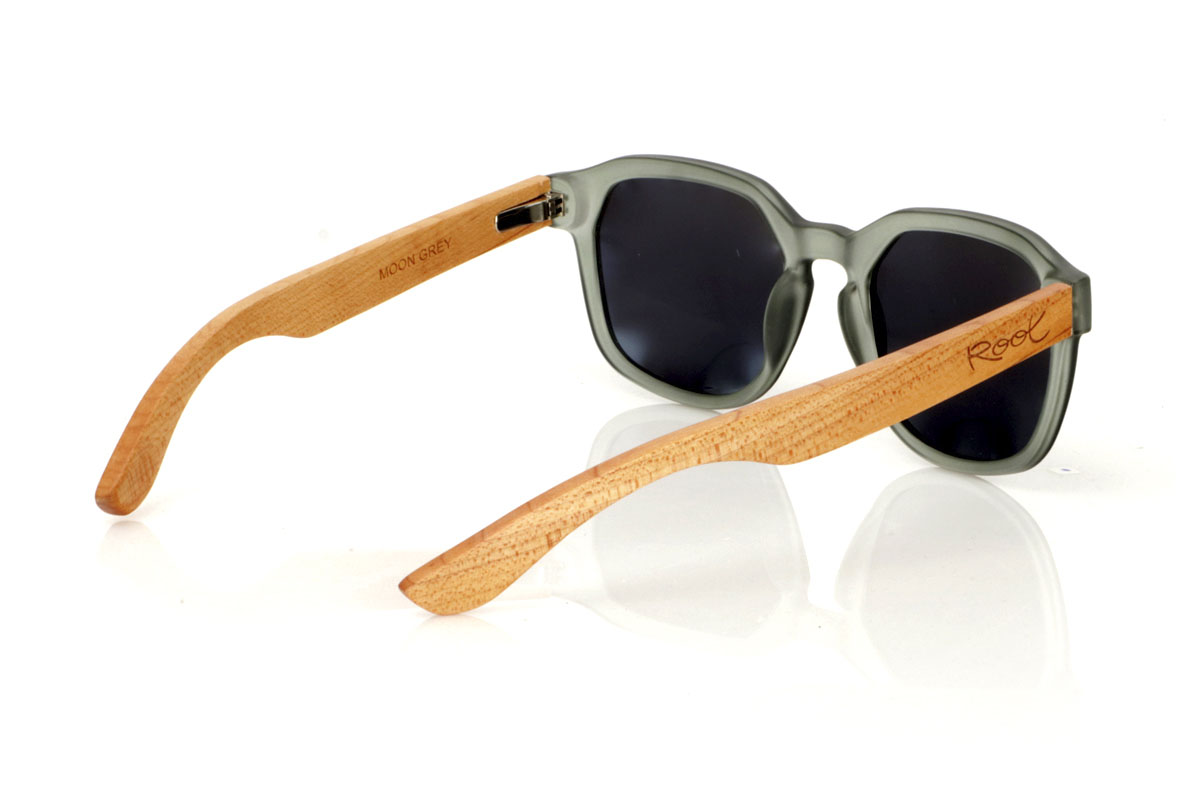 Wood eyewear of Maple MOON GREY. MOON GRAY glasses with transparent matte gray PC hexagonal frame and maple wood temples. Ideal for adding a unique touch to your style, these glasses fuse modernity with the natural charm of wood. They are super comfortable and perfect to protect you from the sun with a lot of style. Designed for women who love to combine trends and have a commitment to the environment. Try them and give your look an extra touch of originality. Front measurement: 148x50mm. Caliber: 53 for Wholesale & Retail | Root Sunglasses® 